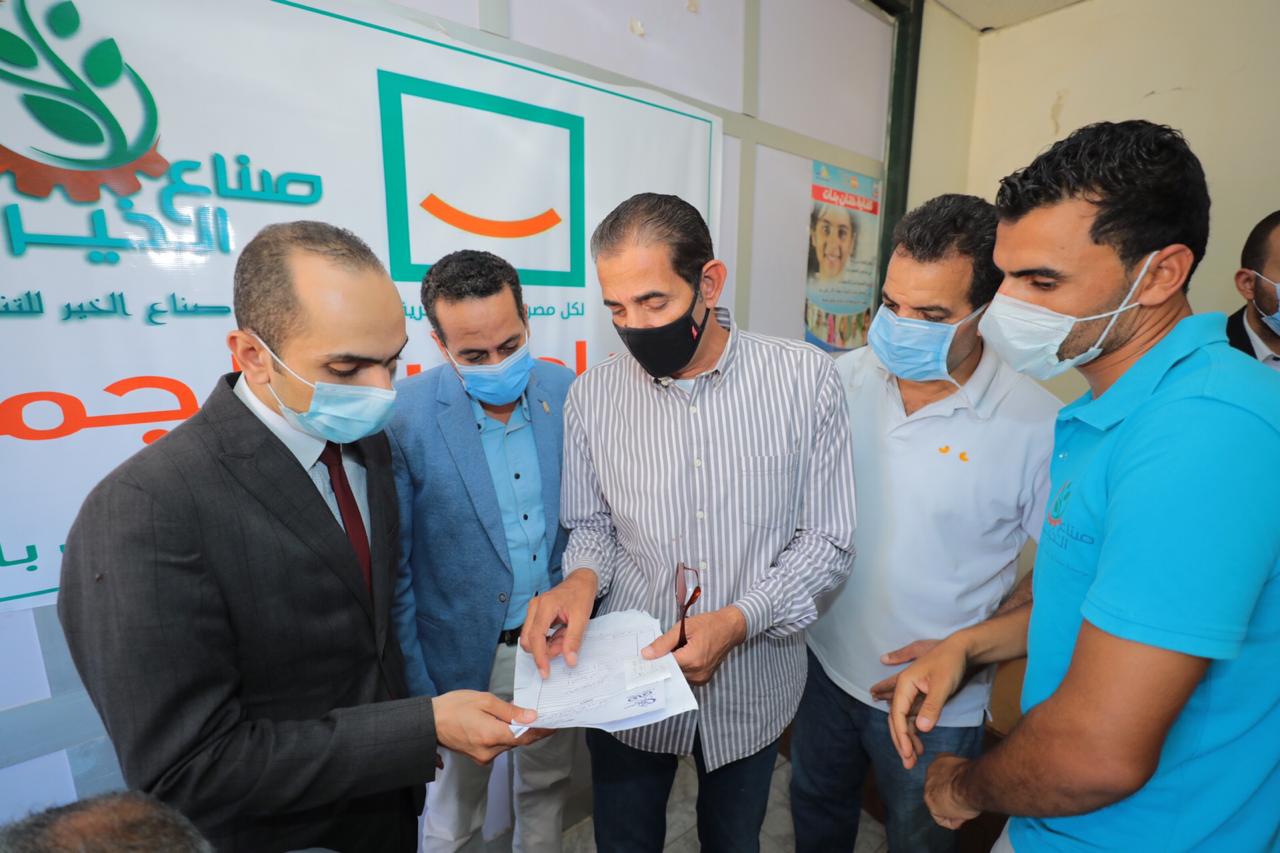 نائب محافظ سوهاج يتفقد القافلة الطبية لمكافحة 