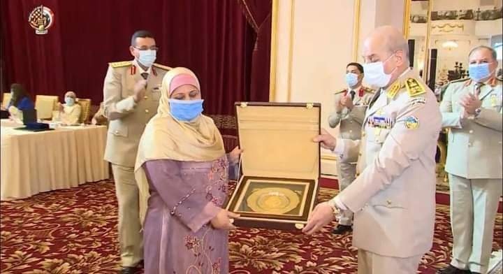 صور.. وزير الدفاع يكرم صاحبة 