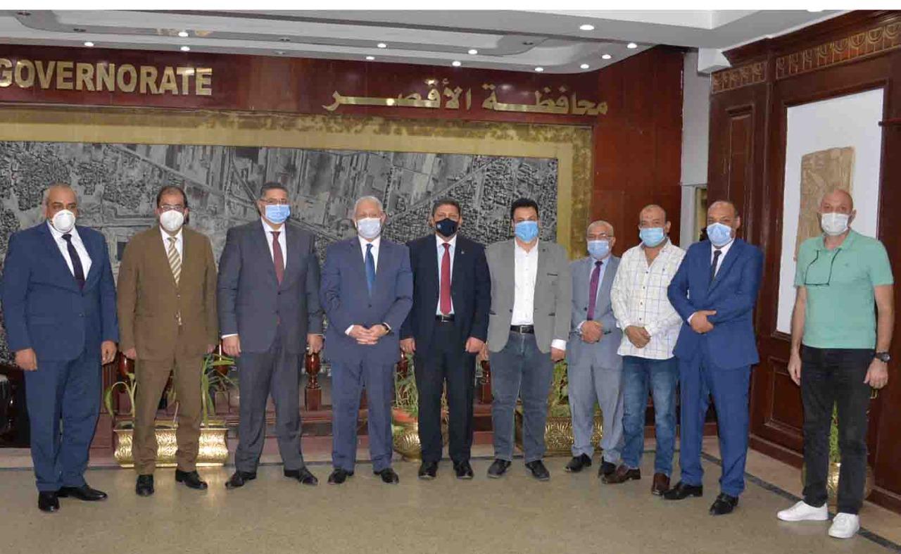 محافظ الاقصر يستقبل وفد بنك الاسكان والتعمير