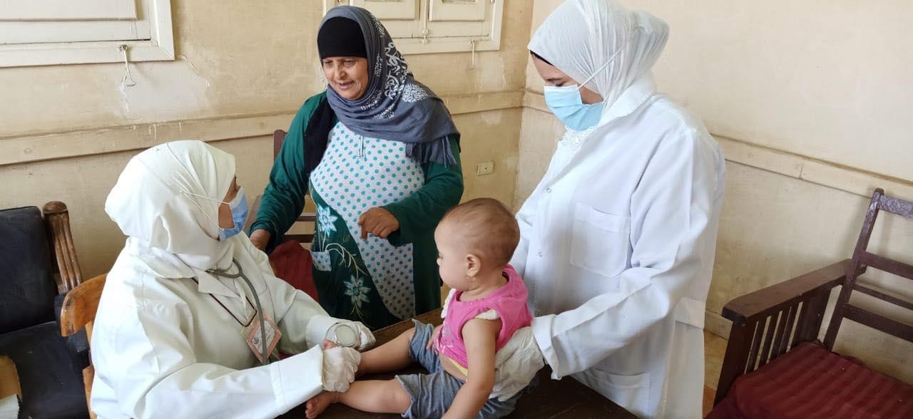 توقع الكشف الطبي على 1462 حالة خلال قافلة طبية بقرية صندفا بالمنيا