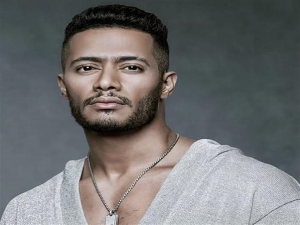 هاتف من الذهب محفور عليه اسمه هدية محمد رمضان فى الإمارات
