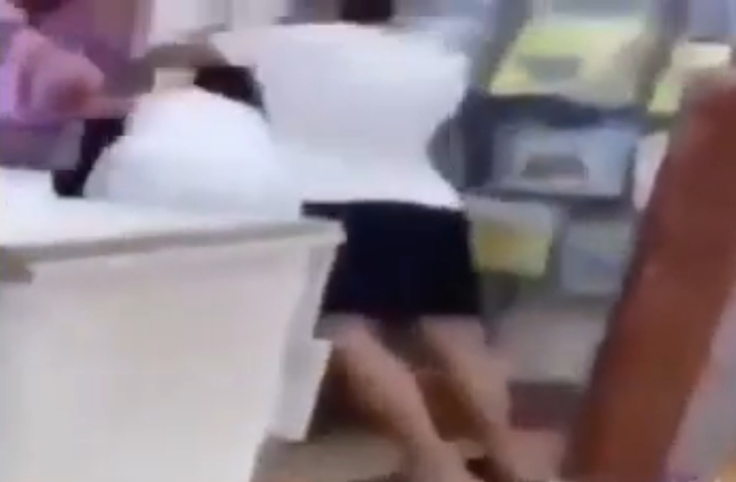 فيديو .. مراهقان كويتيان يتعديان بالضرب على عامل مصري بمنطقة الفحاحيل