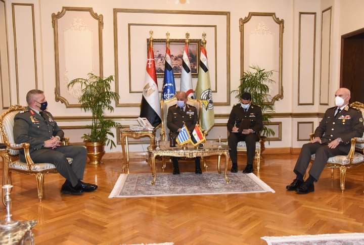 وزير الدفاع يبحث مع رئيس الأركان اليوناني تعزيز التعاون العسكري بين البلدين