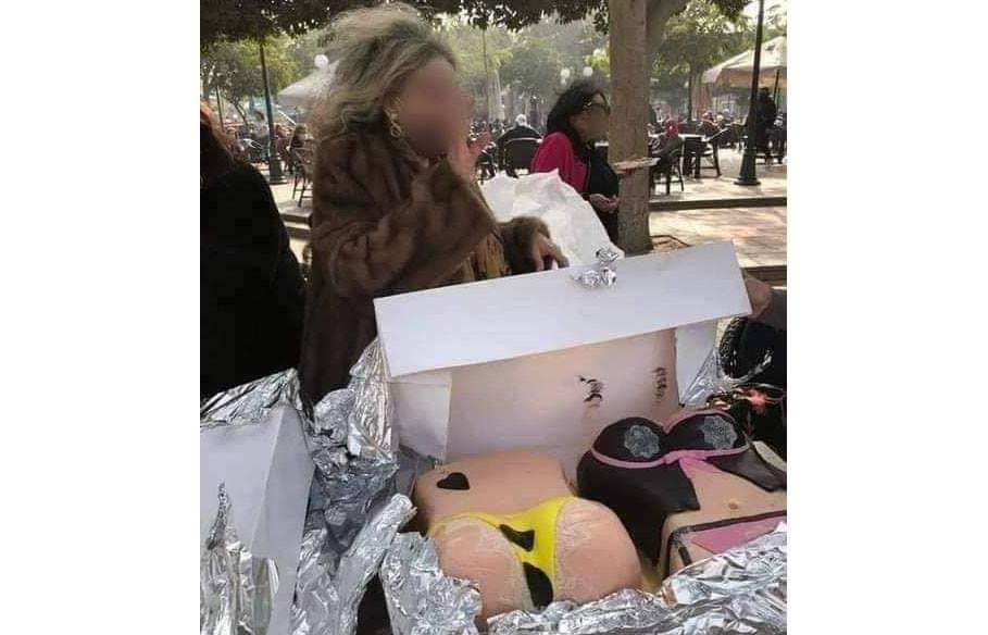 السيدة المتورطة في صنع حلوى حفل 
