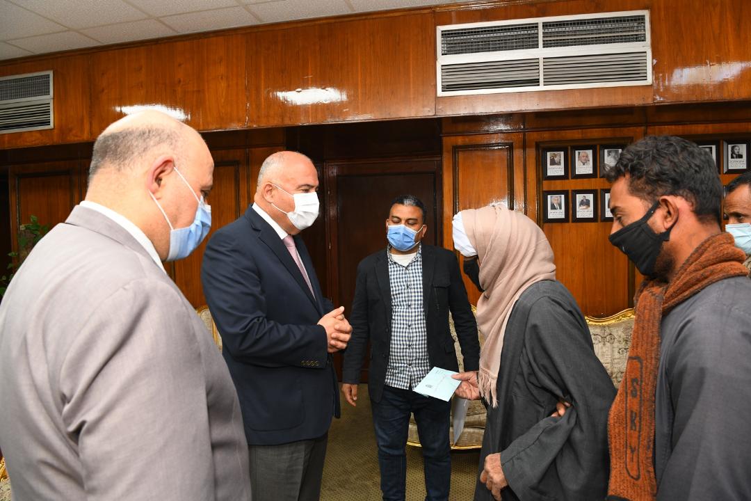 محافظ قنا يكرم أسرة شهيد الشرطة بنقادة

