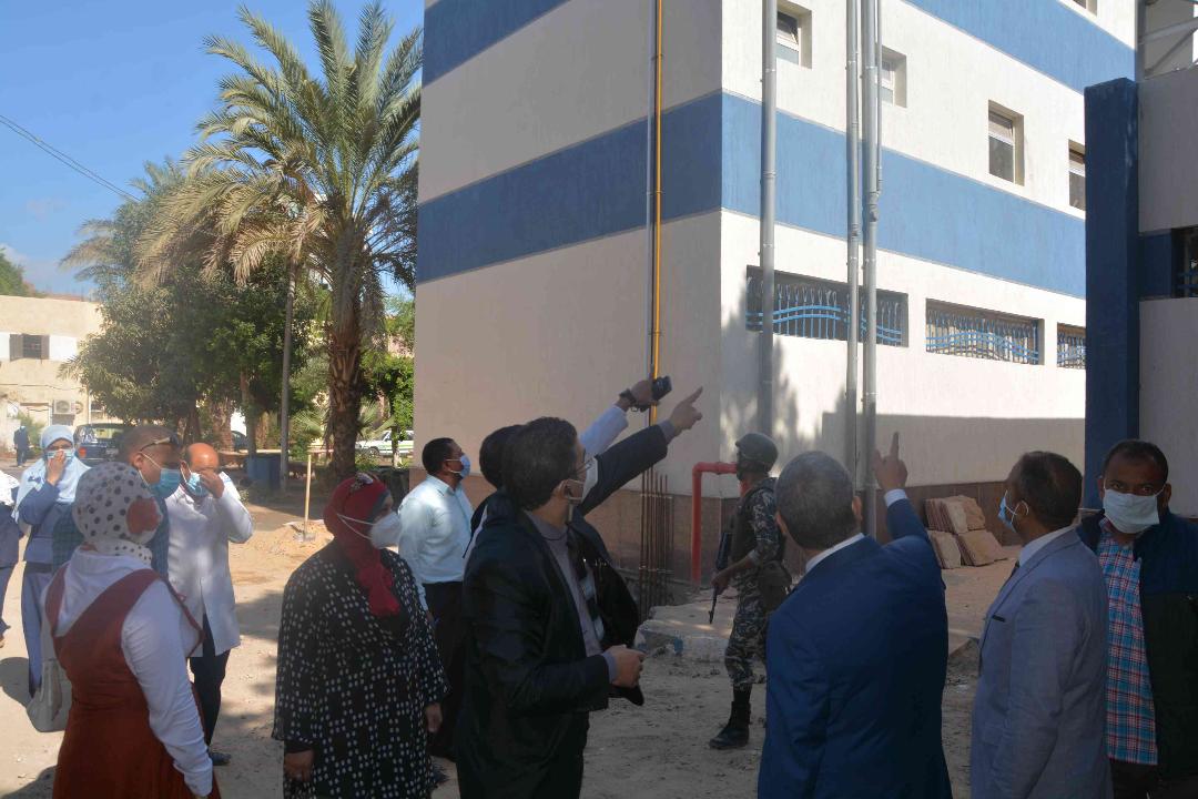 محافظ المنيا : 16 مستشفى مخصصة لحالات كورونا، وتوافر الاكسجين واسطوانات الغاز بجميع المستشفيات
