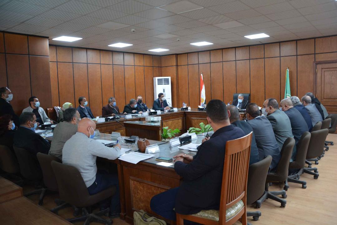 محافظ المنيا يناقش خطط تطوير 5 مراكز ضمن استهداف 1000 قرية على مستوى الجمهورية