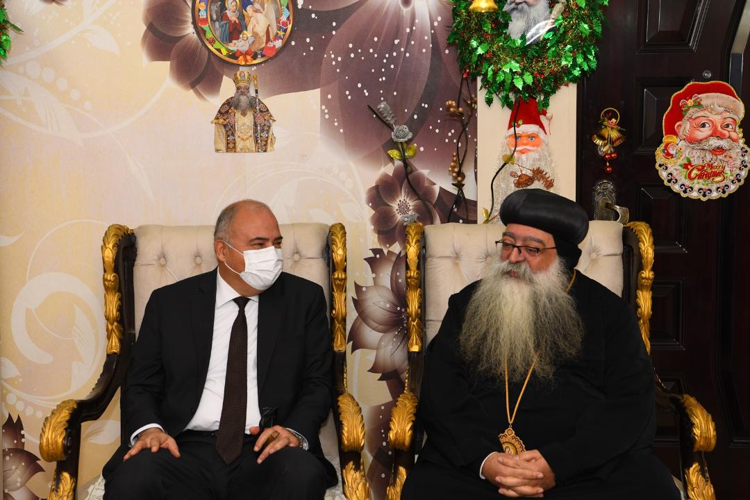 محافظ قنا يقدم التهنئة للأقباط بمناسبة عيد الميلاد المجيد بمطرانية دشنا

