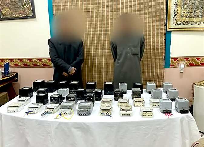 سقوط محصل وكهربائى احترفا تركيب عدادات قديمة دون فواتير للمواطنين
