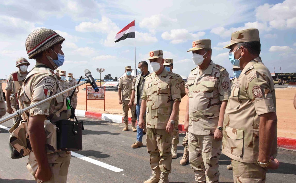 وزير الدفاع يشهد إجراءات تفتيش الحرب لإحدى تشكيلات الجيش الثانى الميدانى بعد تحديثها وفقاً لأحدث النظم القتالية