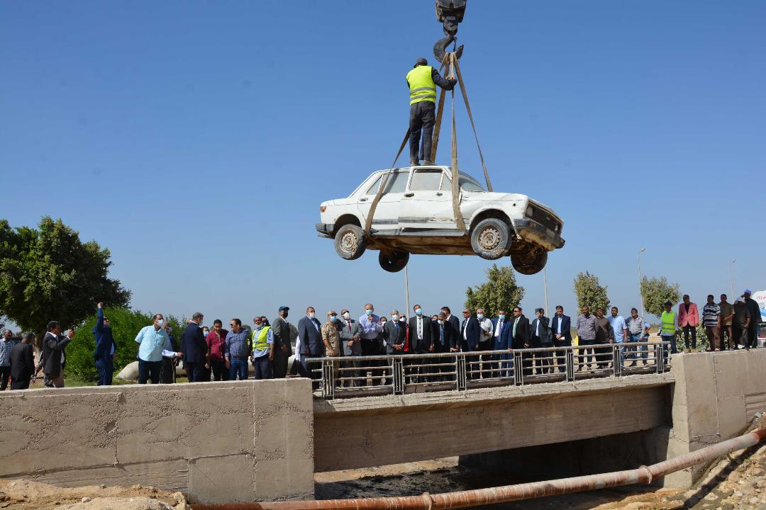 محافظ المنيا يشهد نموذجا عمليا لإنقاذ سيارة جرفتها السيول داخل مخر سيل المنطقة الصناعية وأعمال سحب المياه 