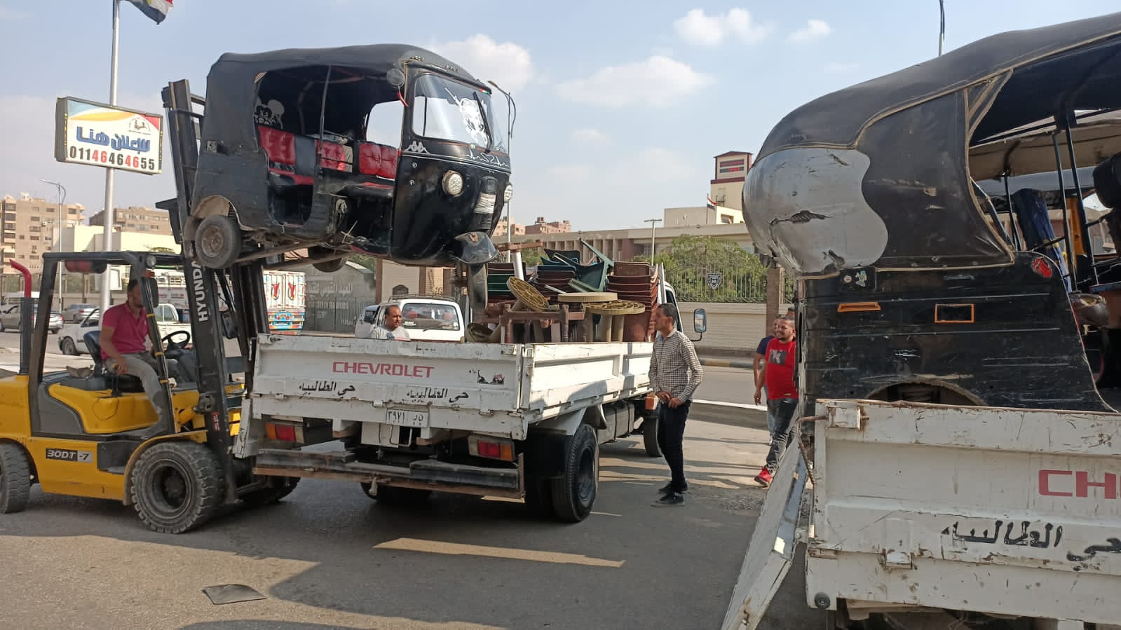 الجيزة تكثف من حملاتها لحظر سير مركبات التوك توك بمحور أنور السادات وضبط المخالفين