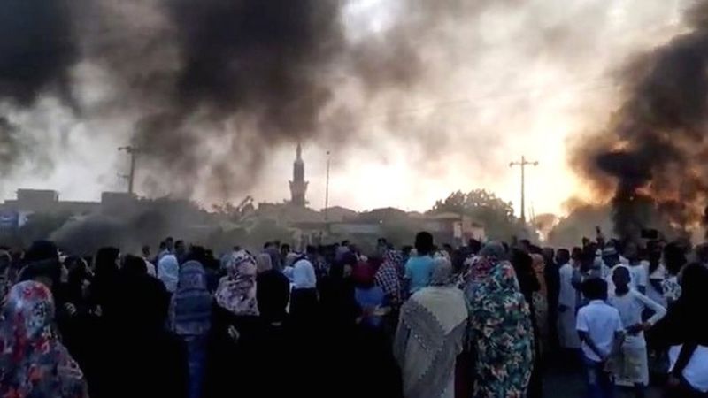 الجيش يسيطر على الاوضاع في السودان 
اعتقالات وغلق للشوارع وقطع للاتصالات و