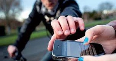 إحالة عاطل إلى محكمة الجنح لاتهامه بسرقة هواتف المواطنين فى الموسكى