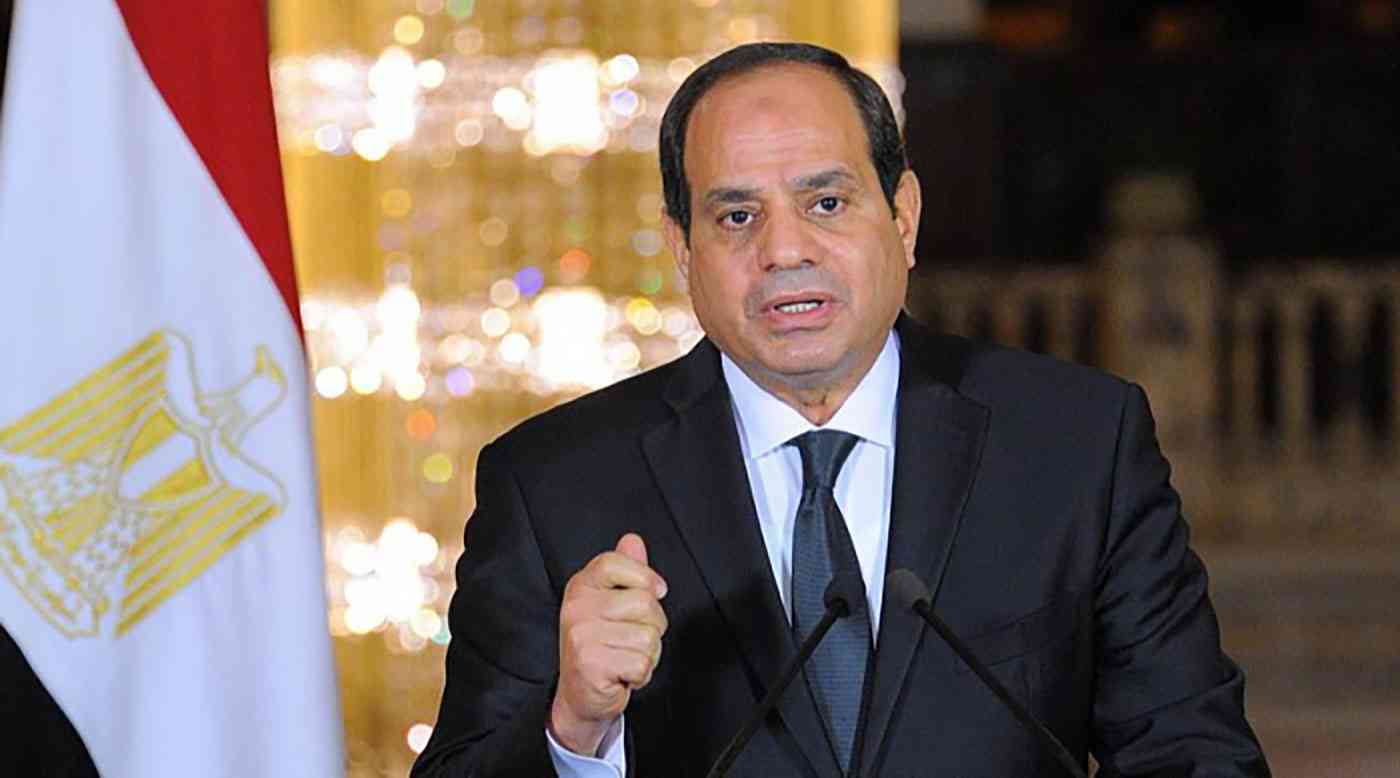 الرئيس السيسي يسلم جوائز لأفضل 3 مشروعات حرفية وتراثية على هامش معرض تراثنا
