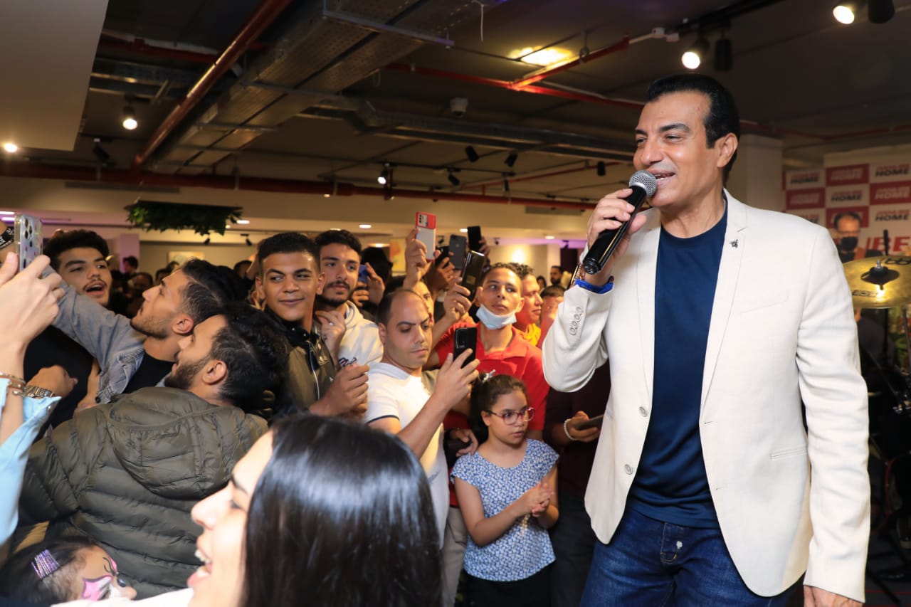إيهاب توفيق يحيي حفل افتتاح أولى فروع الشركة الإماراتية «دانوب هوم» بالتجمع الخامس