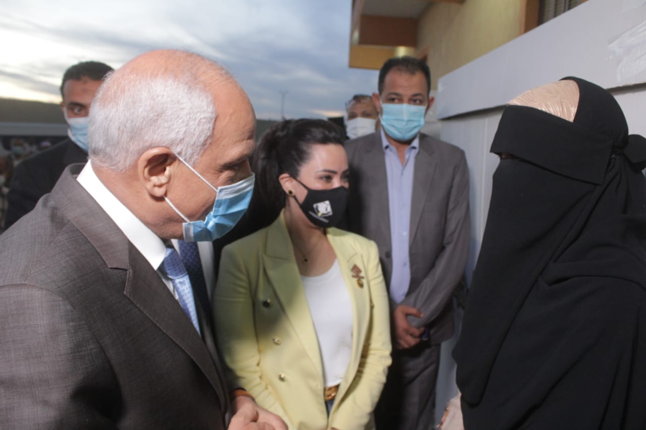 بالتعاون مع صندوق تحيا مصر.. محافظ الجيزة يسلم مواد غذائية لعدد ٣٠٠٠ أسرة وتجهيز ٢٥ فتاة بالواحات البحرية 