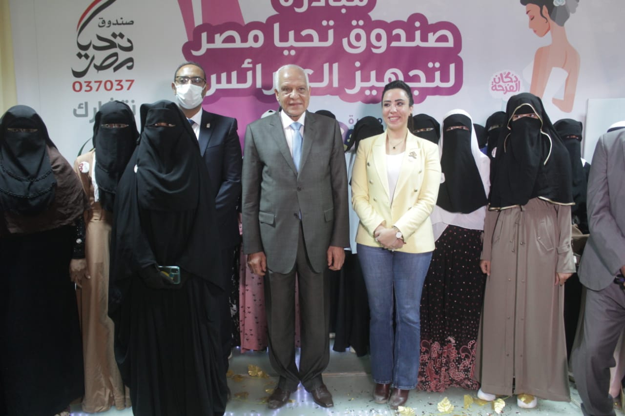بالتعاون مع صندوق تحيا مصر.. محافظ الجيزة يسلم مواد غذائية لعدد ٣٠٠٠ أسرة وتجهيز ٢٥ فتاة بالواحات البحرية 