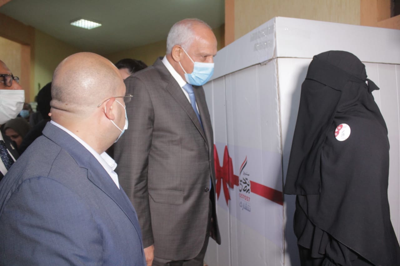 بالتعاون مع صندوق تحيا مصر.. محافظ الجيزة يسلم مواد غذائية لعدد ٣٠٠٠ أسرة وتجهيز ٢٥ فتاة بالواحات البحرية 