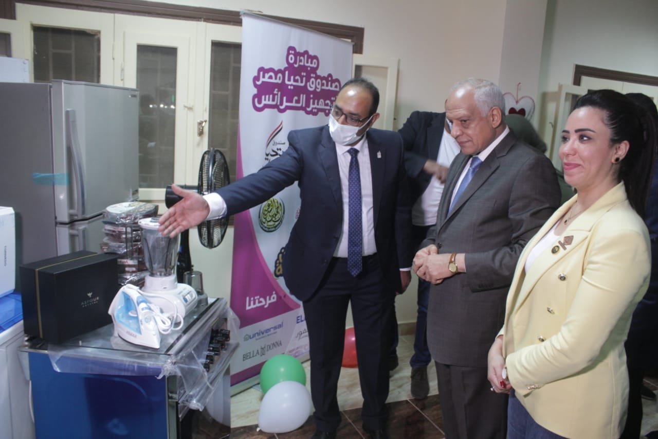 بالتعاون مع صندوق تحيا مصر.. محافظ الجيزة يسلم مواد غذائية لعدد ٣٠٠٠ أسرة وتجهيز ٢٥ فتاة بالواحات البحرية 