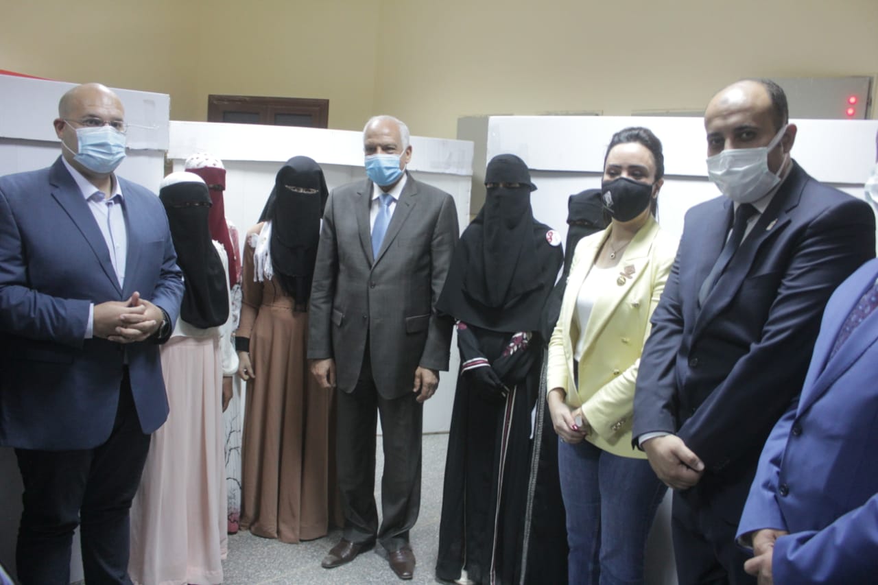 بالتعاون مع صندوق تحيا مصر.. محافظ الجيزة يسلم مواد غذائية لعدد ٣٠٠٠ أسرة وتجهيز ٢٥ فتاة بالواحات البحرية 