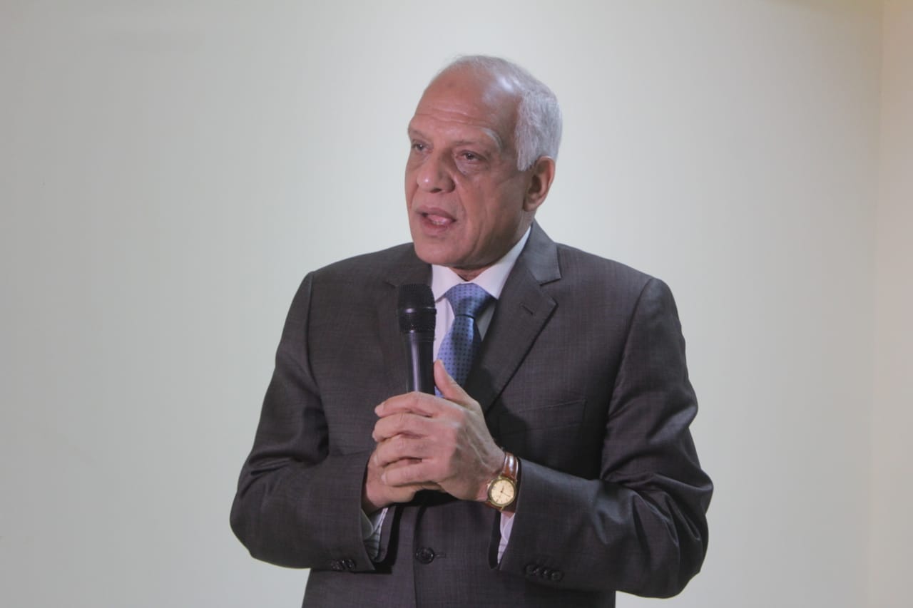 بالتعاون مع صندوق تحيا مصر.. محافظ الجيزة يسلم مواد غذائية لعدد ٣٠٠٠ أسرة وتجهيز ٢٥ فتاة بالواحات البحرية 