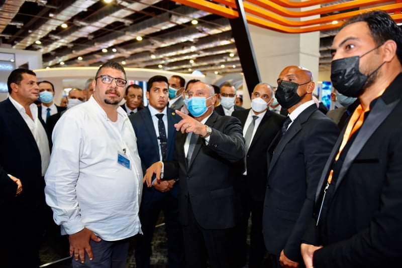 الفريق كامل الوزير يزور جناح