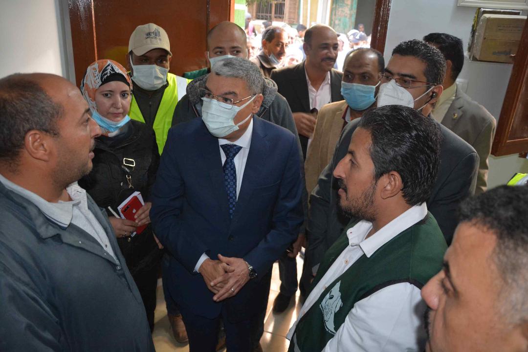 محافظ المنيا يتفقد عددا من المنازل بعد إعادة تأهيلها ضمن مشروع 