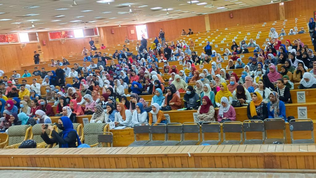 ندوة عن التنمر بكلية التجارة بجنوب الوادى