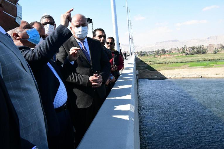 وزير النقل ومحافظ قنا يتفقدان محور الشهيد الرائد باسم فكرى 