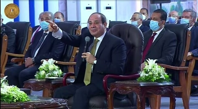 الرئيس للمسئولين: البلد متعلقة في رقابنا.. لو مش مستعد تتحمل المسئولية سيبها