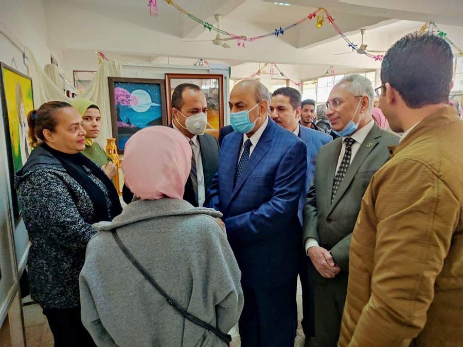 رئيس جامعة المنيا ونائبه يفتتحان معرض الفنون التشكيلية للطلاب الغير متخصصين وطلاب مراكز الفنون