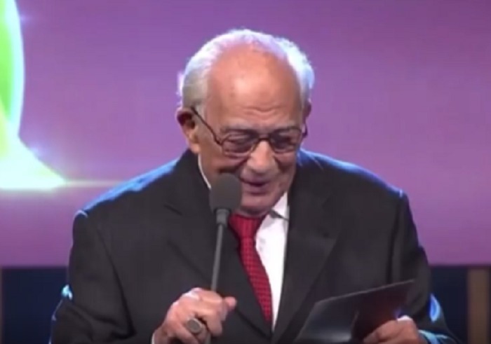 لمسة وفاء من إدارة مهرجان القاهرة السينمائي للفنان القدير رشوان توفيق

