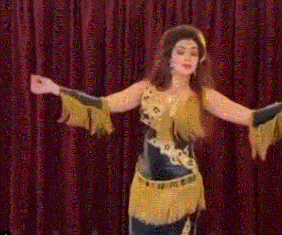 ميرهان حسين تقلد رقص نبيلة عبيد وضحكتها، وعبيد : 