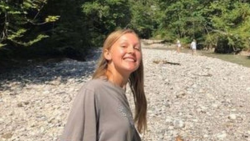 بريطانية نجت من فك تمساح وبإصابة خطيرة :