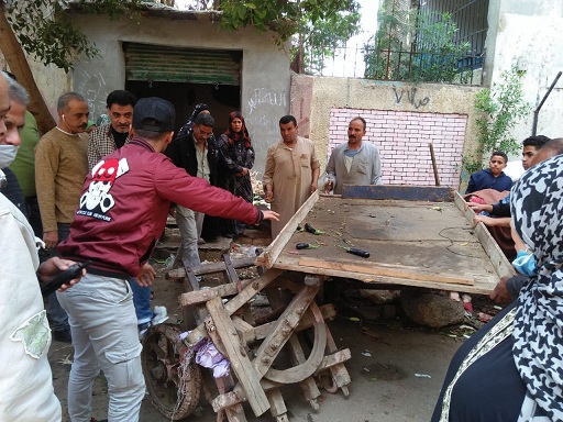 بالصور.. الجيزة تضبط عربات كارو تلقي مخلفات ورتش بنهر الطريق بالعمرانية وشمال والهرم وبولاق