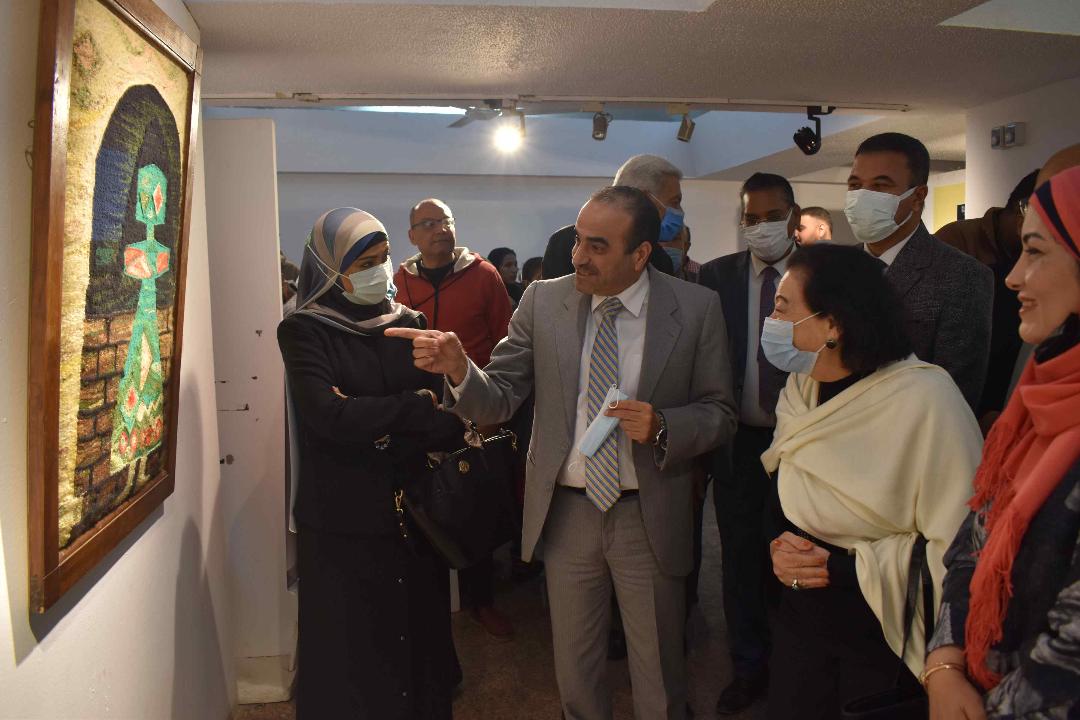 السكرتير العام لمحافظة المنيا يفتتح معرض 