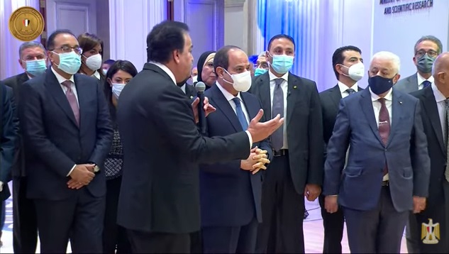 على هامش المنتدى العالمي.. الرئيس السيسي يتفقد المعرض الخاص للتعليم العلي والبحث العلمي
