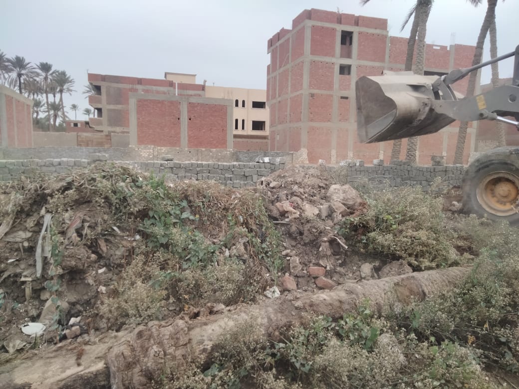 للحفاظ على منابع الري .. الجيزة تزيل ١١ حالة تعدى على المصارف بابوالنمرس 
