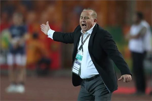  المنتخب الأولمبى يتسلم كرة 