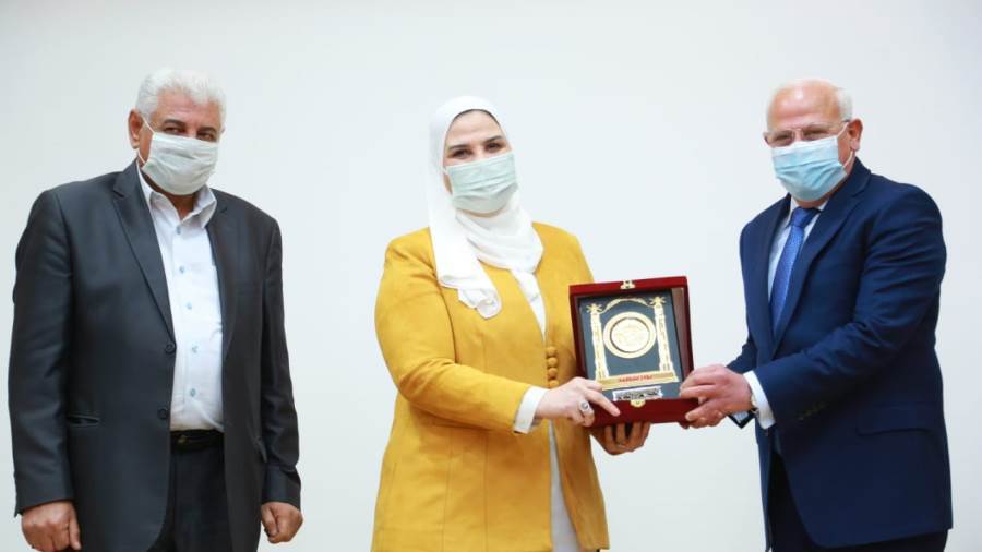 محافظ بورسعيد يكرم وزيرة التضامن الاجتماعي ويهديها درع المحافظة



