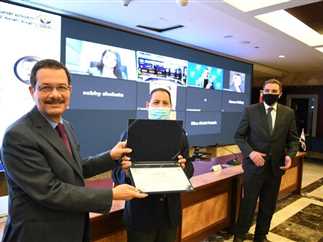 سعفان يواصل جولاته الميدانية لتسليم وثائق التأمين التكافلي للعمالة غير المنتظمة بالشرقية


