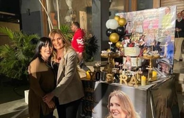 يسرا تحتفل بعيد ميلادها برفقة أصدقائها