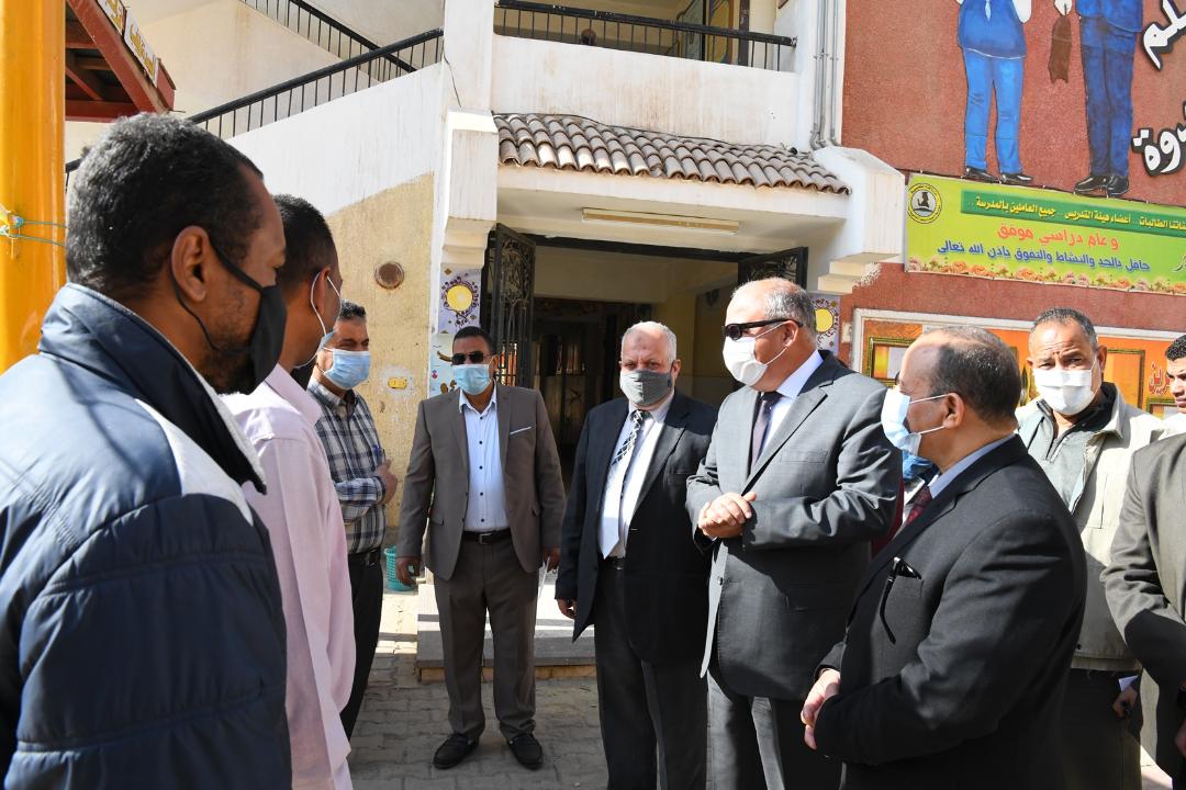 مع بداية الفصل الدراسي الثاني ...
محافظ قنا يتابع انتظام الدراسة .. ويثنى على الإلتزام بالإجراءات الإحترازية