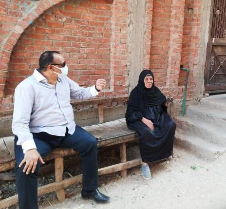 صورة .. سكرتير عام محافظة الاقصر يشرح لمسنة اهداف مبادرة 