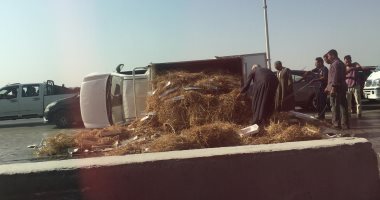كثافات مرورية بسبب انقلاب سيارة نقل محملة بالأرز أعلى دائرى المعادى