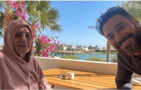 أحمد السعدني ينشر صورة مع والدته: كل سنة وأنتِ ست الناس
