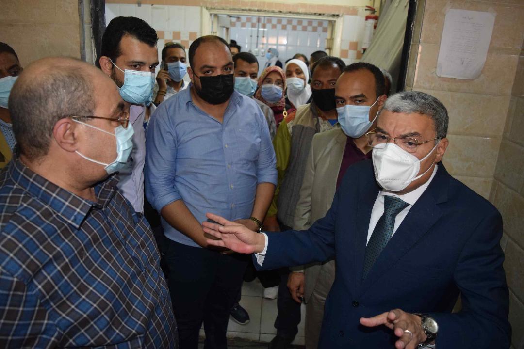 محافظ المنيا يطمئن على حالة 37 عاملة بأحد المصانع مصابات بالاختناق نتيجة العاصفة الترابية 