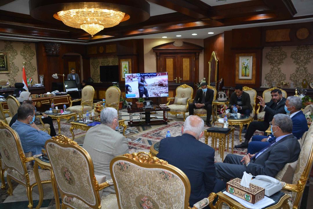محافظ المنيا، يوقع عقد اتفاق مع هيئة تنمية الصعيد لتطوير مشروع عنابر تربية الدواجن ومصنع الأعلاف بشوشة  