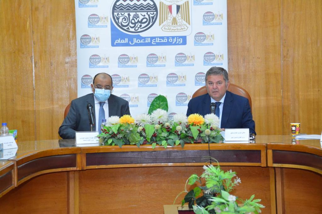 وزيرا قطاع الأعمال والتنمية المحلية يناقشان مع 4 محافظين الأماكن المقترحة لمحطات شحن السيارات الكهربائية